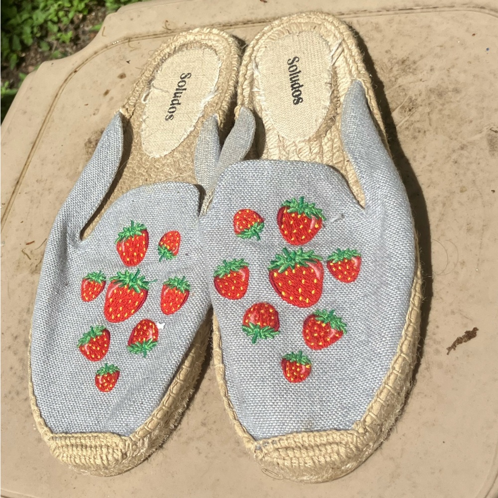 Strawberry print soludos